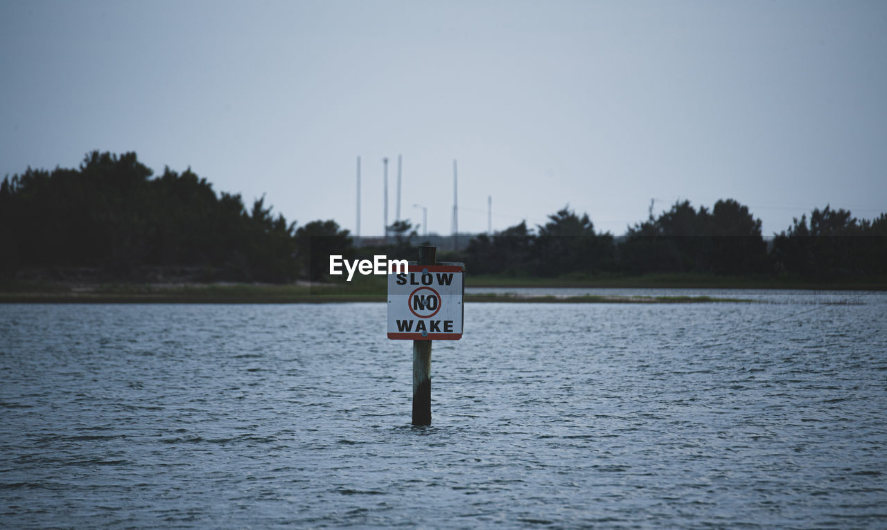 No wake sign on intracoastal waterway.