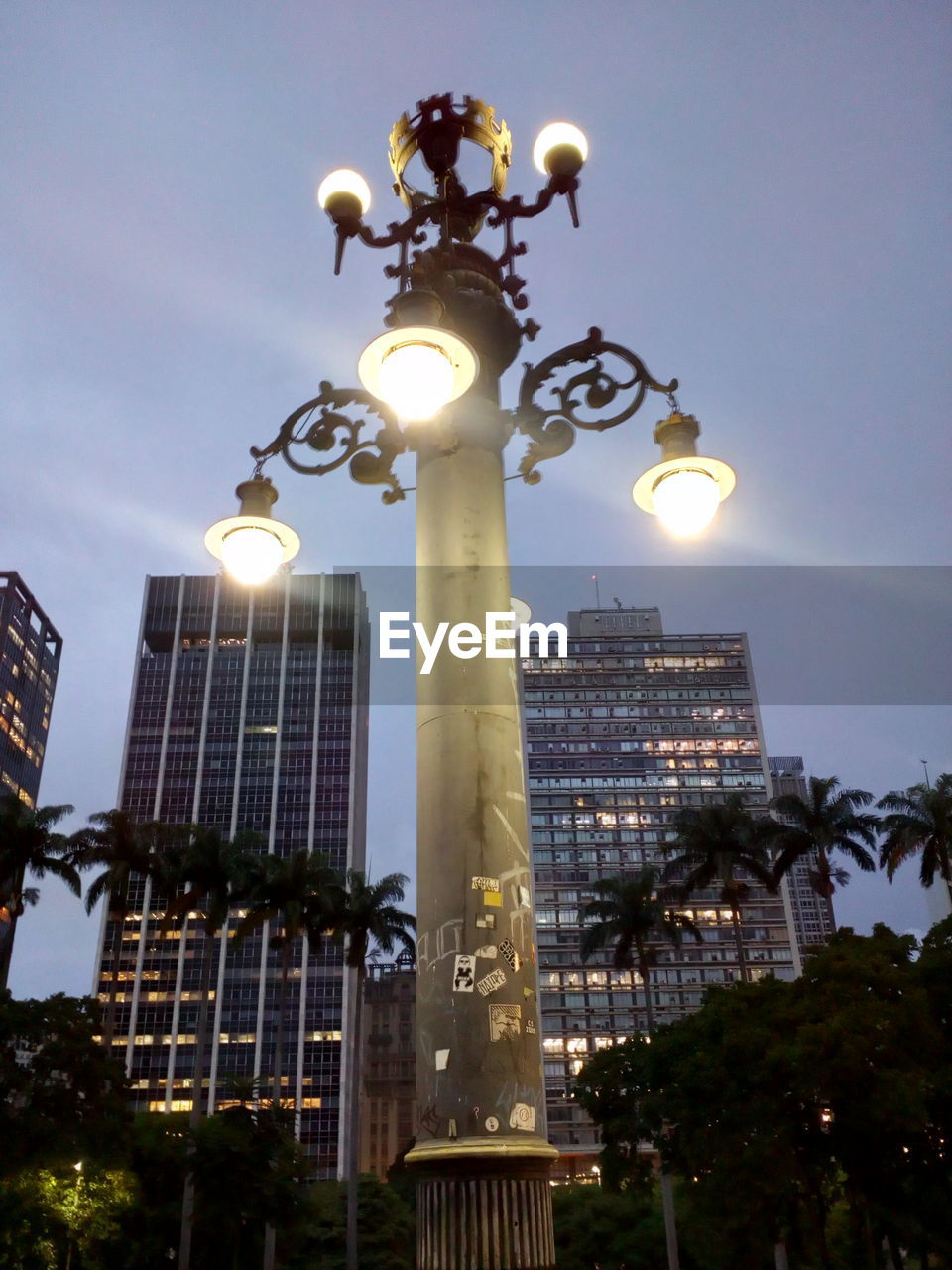 LOW ANGLE VIEW OF ILLUMINATED MODERN BUILDINGS AGAINST SKY