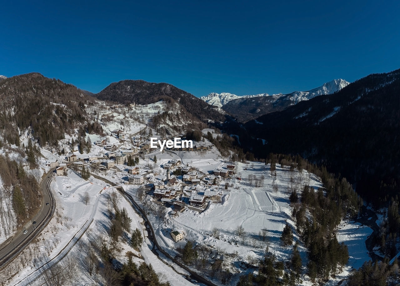 SCENIC VIEW OF SNOWCAPPED MOUNTAIN AGAINST SKY