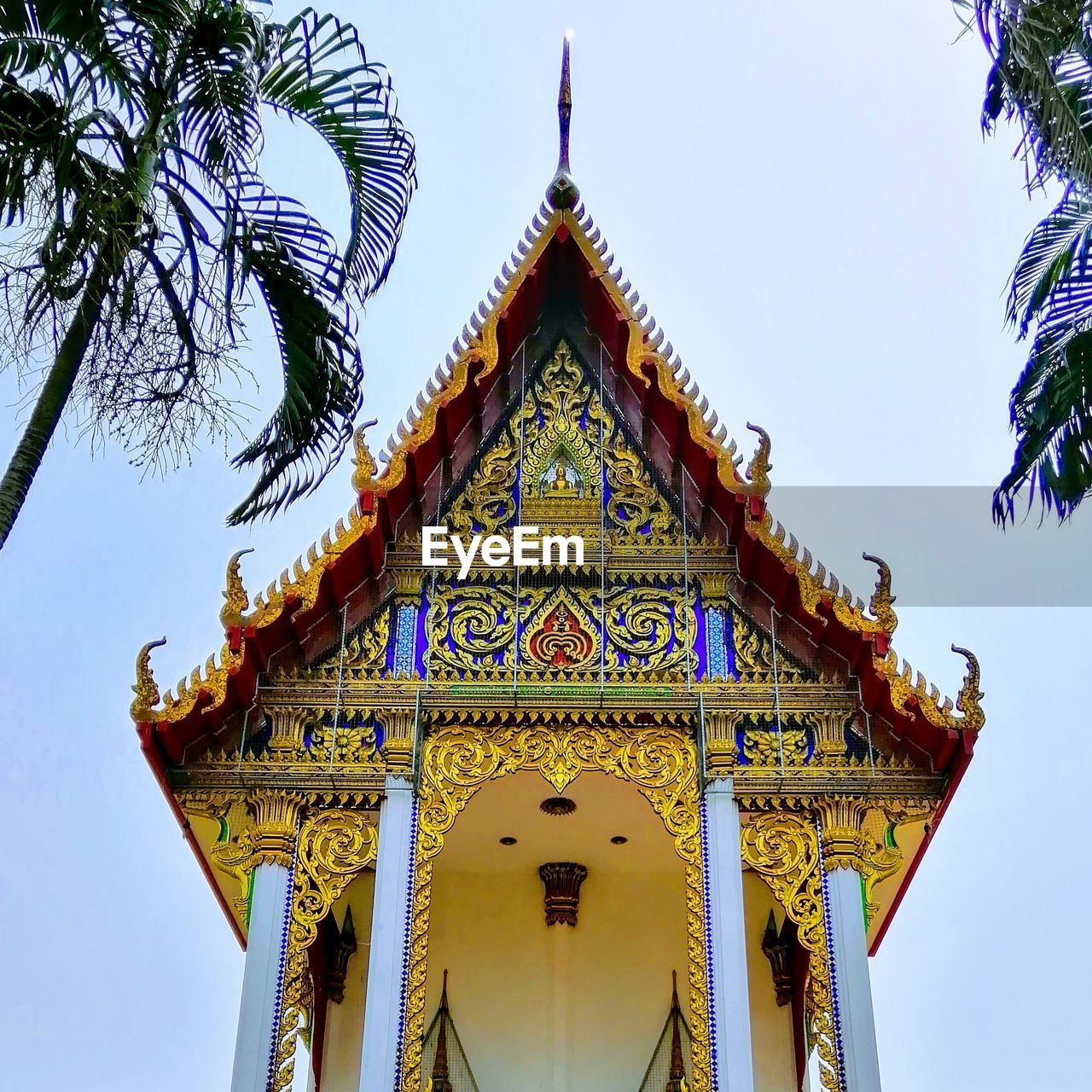 LOW ANGLE VIEW OF ORNATE BUILDING AGAINST SKY