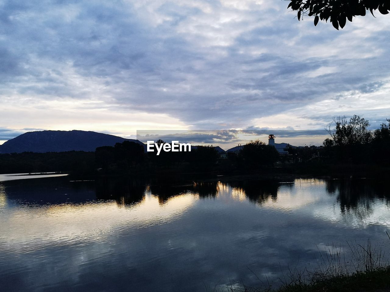 SCENIC VIEW OF LAKE BY SILHOUETTE TREES AGAINST SKY