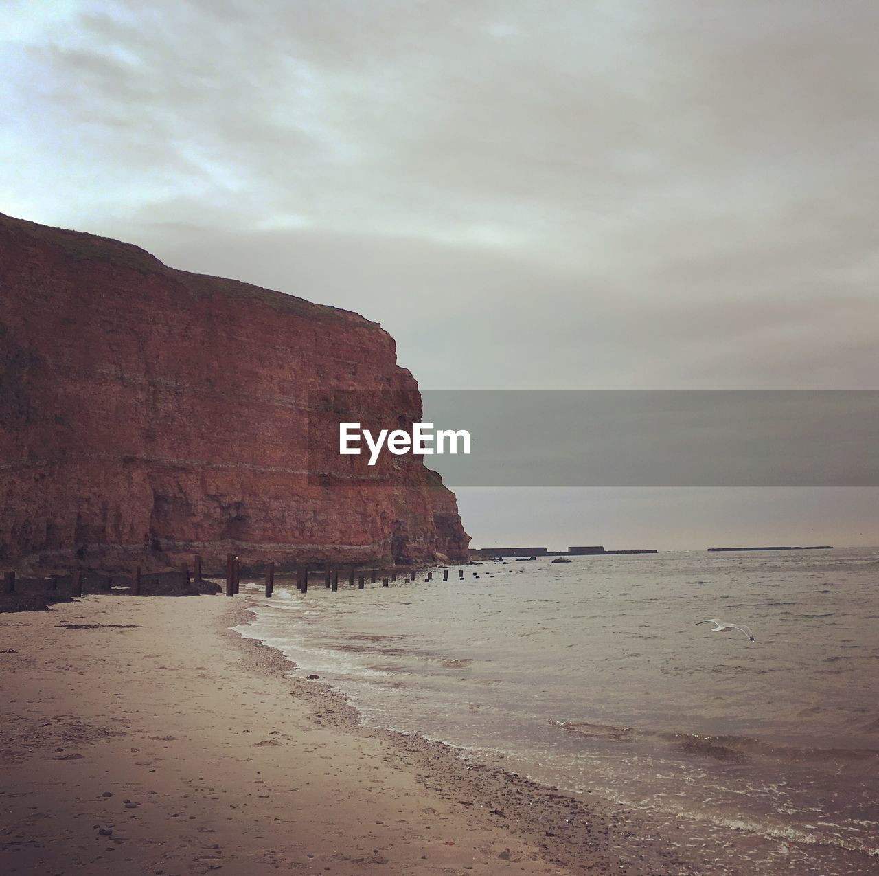 SCENIC VIEW OF ROCK FORMATION IN SEA AGAINST SKY