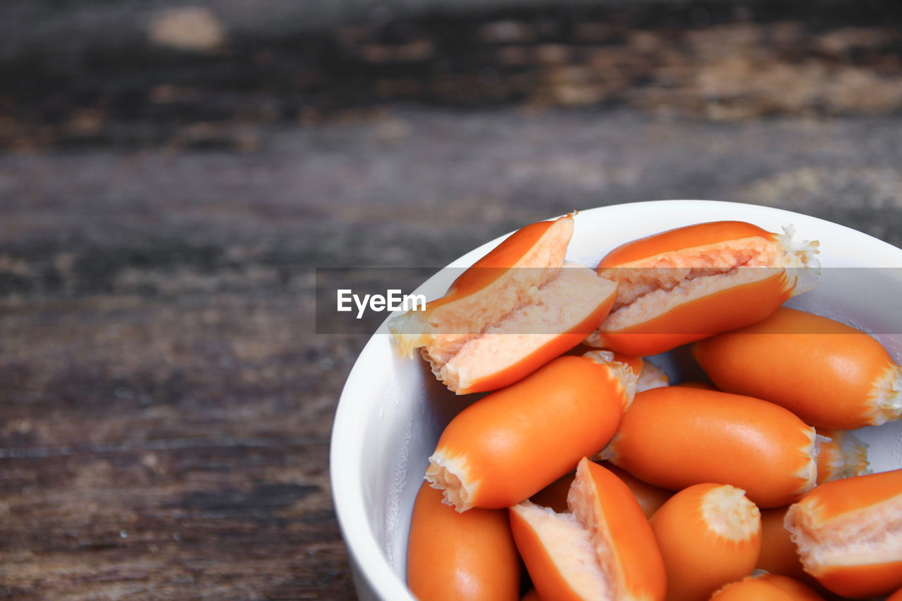 HIGH ANGLE VIEW OF ORANGES IN BOWL