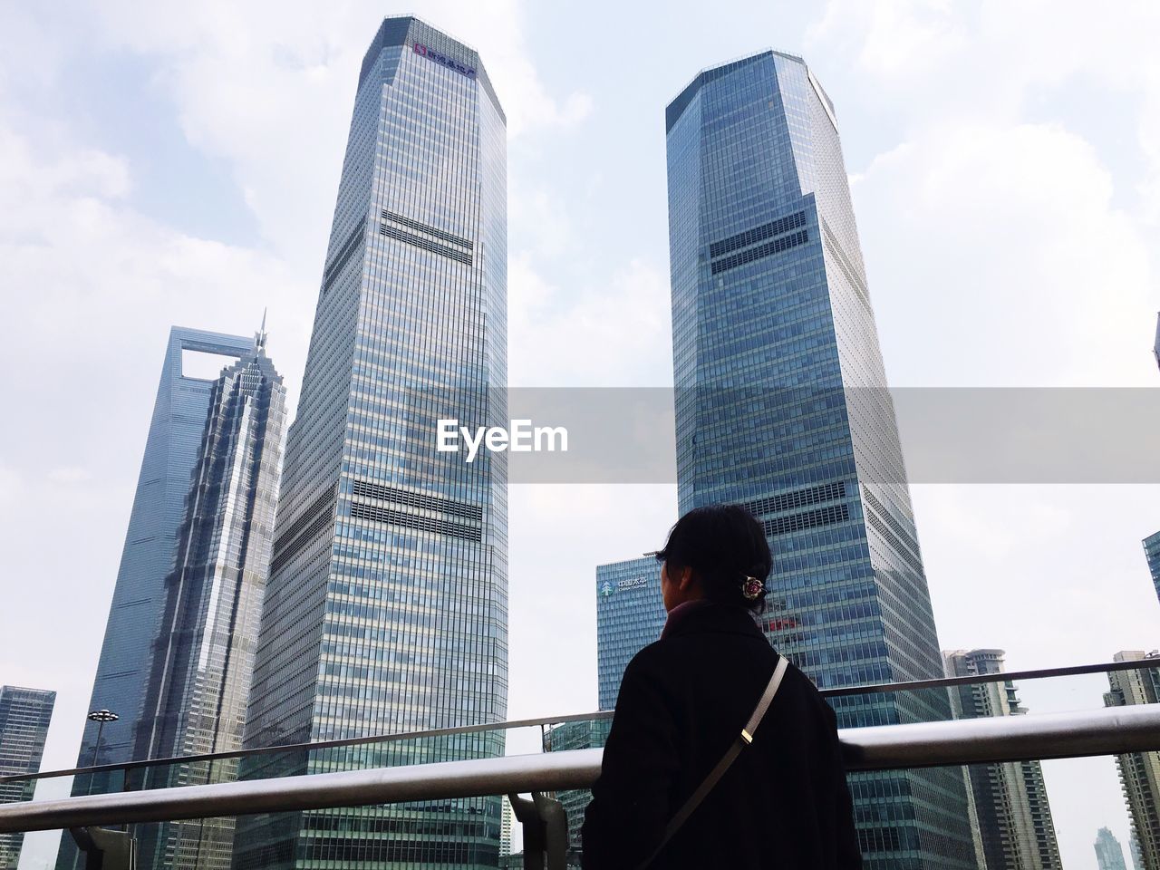 LOW ANGLE VIEW OF MODERN BUILDING AGAINST SKY