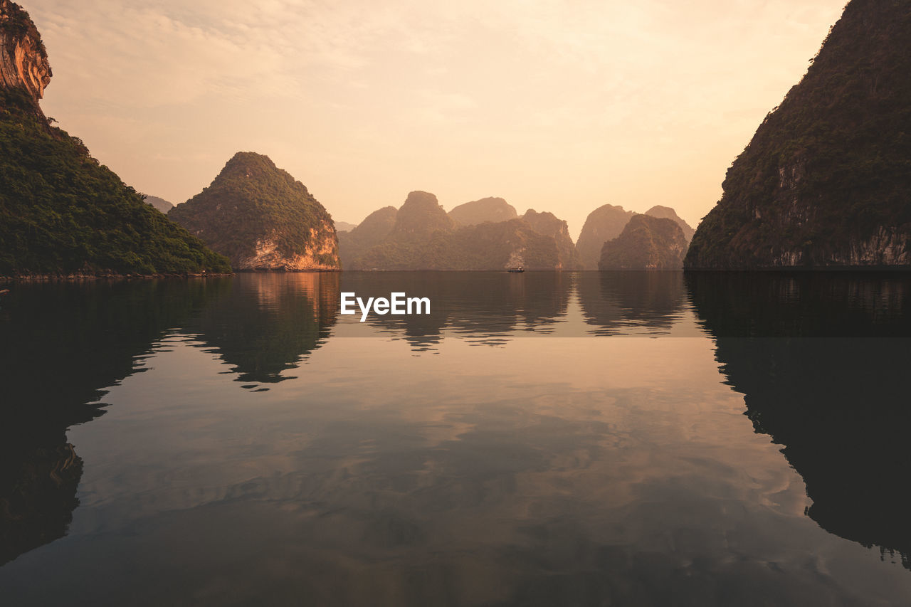 SCENIC VIEW OF ROCK FORMATION AGAINST SKY