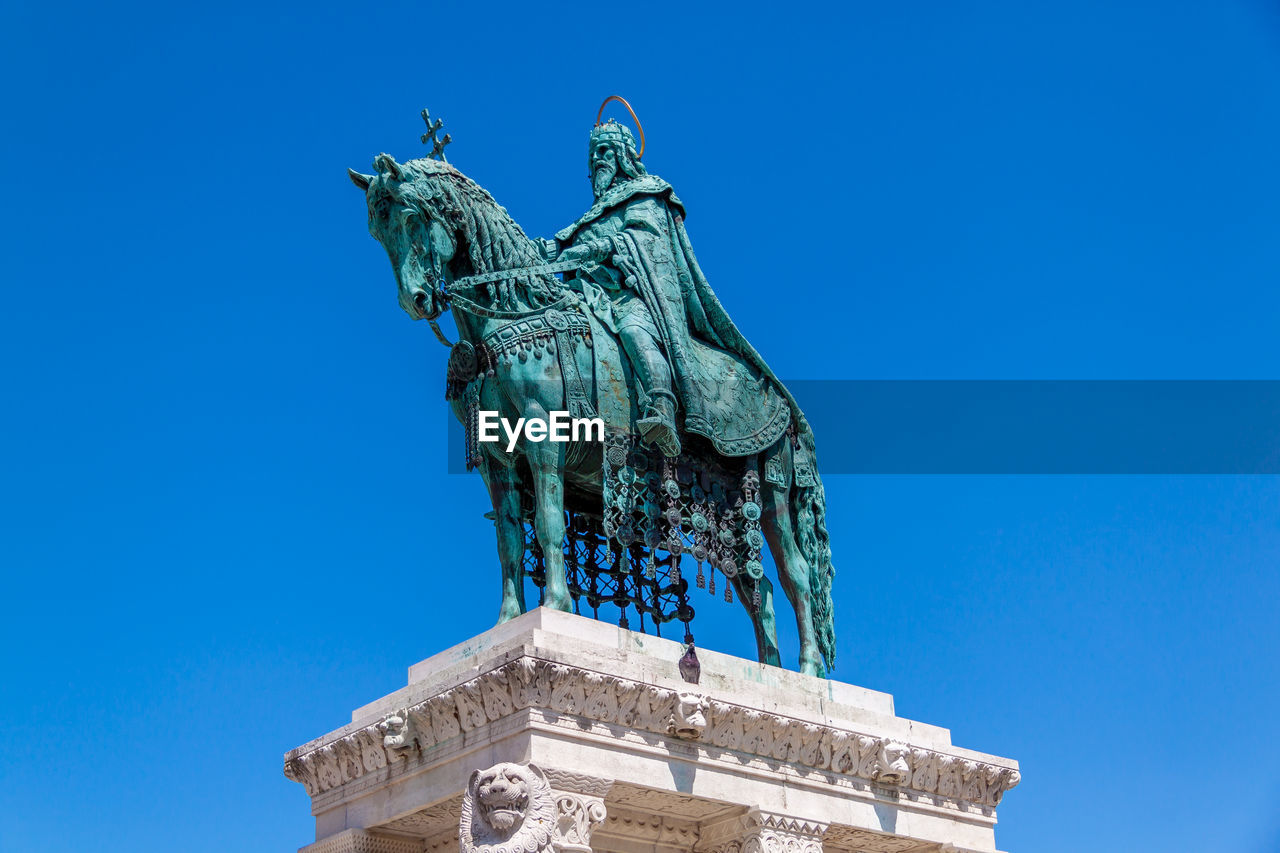 LOW ANGLE VIEW OF STATUE OF A BUILDING