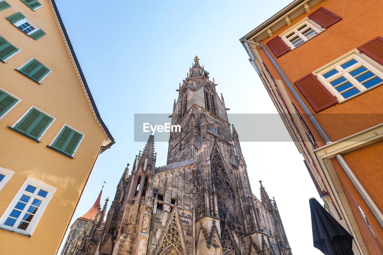 LOW ANGLE VIEW OF BUILDINGS IN CITY AGAINST SKY