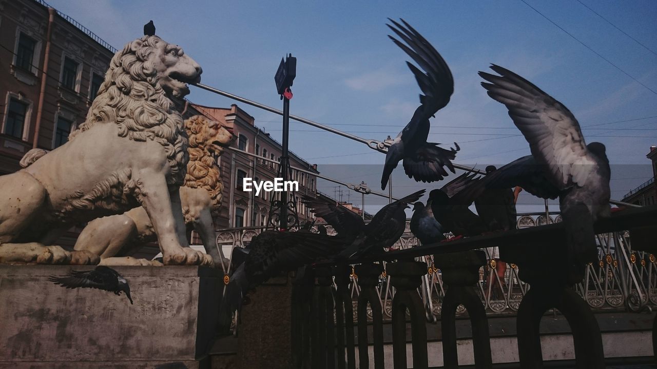 LOW ANGLE VIEW OF BIRDS STATUE AGAINST SKY