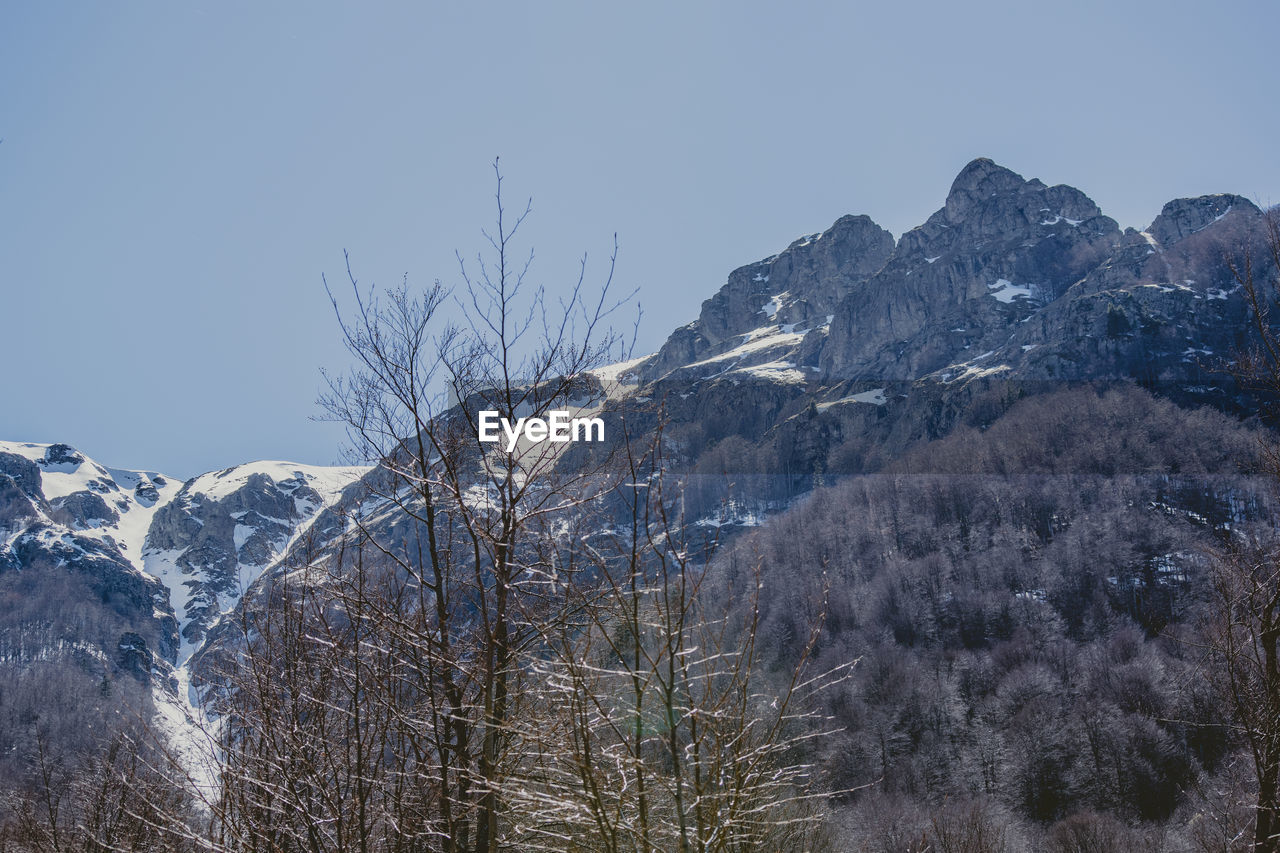 LOW ANGLE VIEW OF MOUNTAIN AGAINST SKY