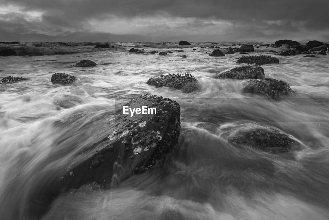 SCENIC VIEW OF SEA WAVES AGAINST SKY