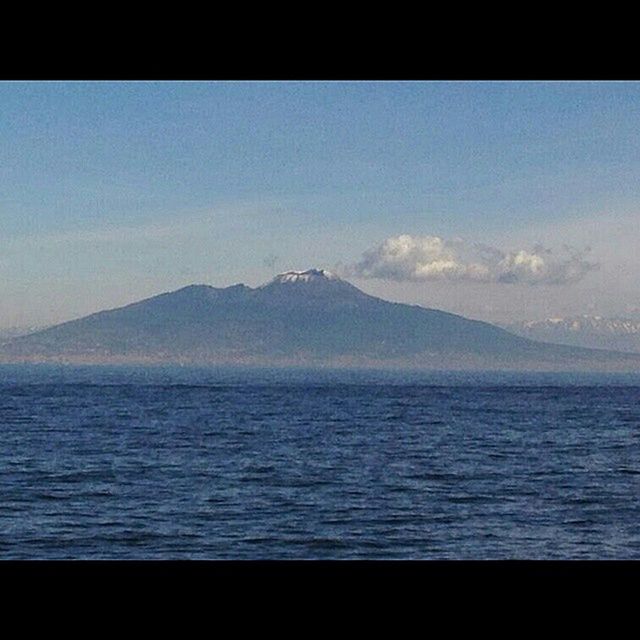 SCENIC VIEW OF SEA AND MOUNTAINS AGAINST SKY