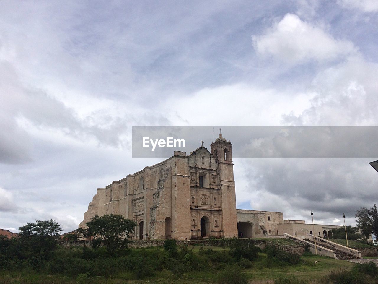 LOW ANGLE VIEW OF HISTORICAL BUILDING AGAINST SKY