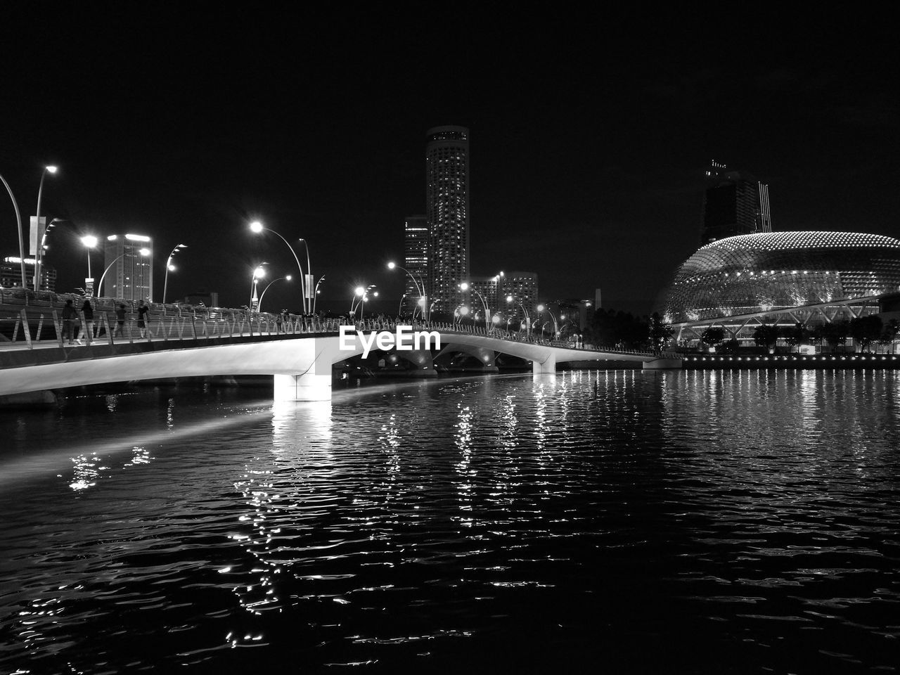 VIEW OF CITY AT WATERFRONT