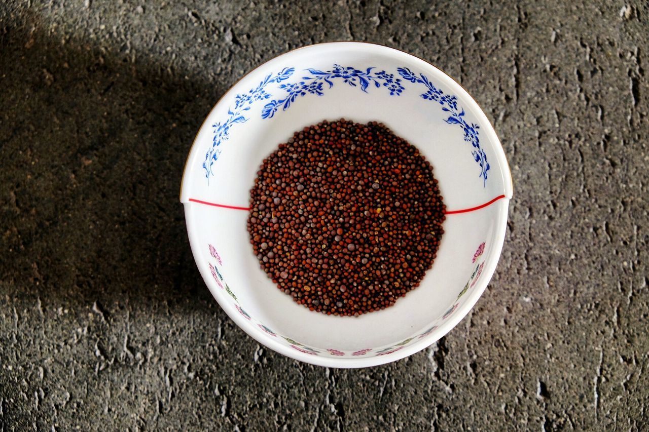 DIRECTLY ABOVE SHOT OF COFFEE IN CUP ON TABLE