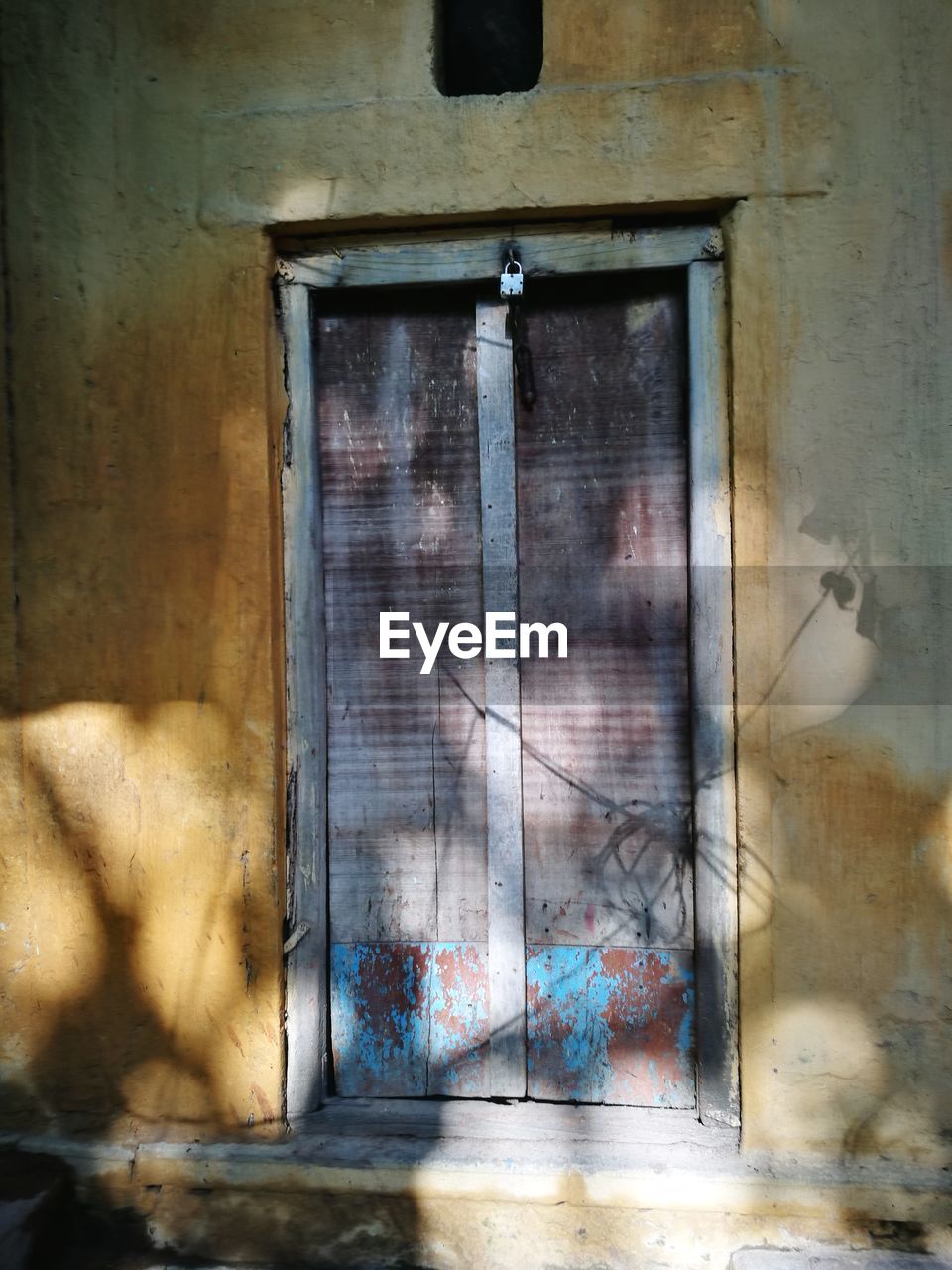 CLOSED WINDOW OF OLD BUILDING