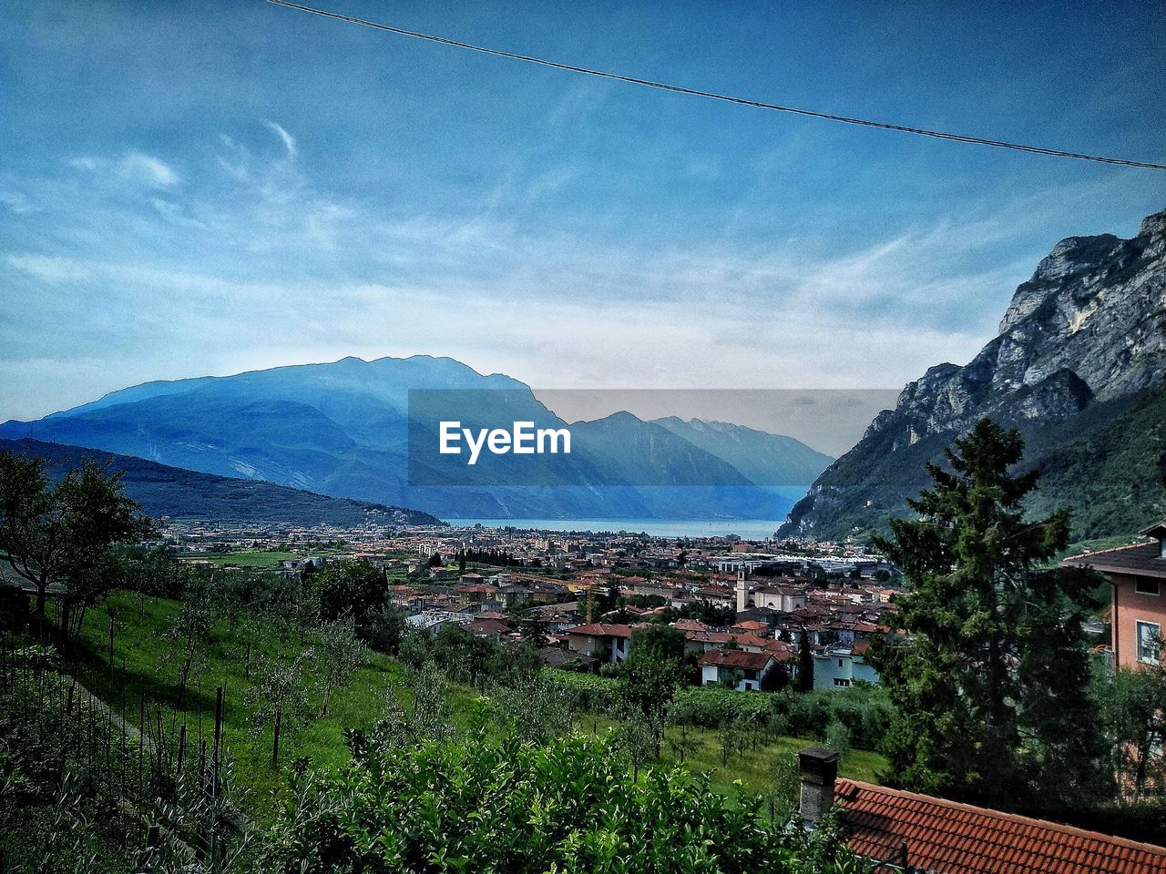 VIEW OF TOWNSCAPE AGAINST MOUNTAIN