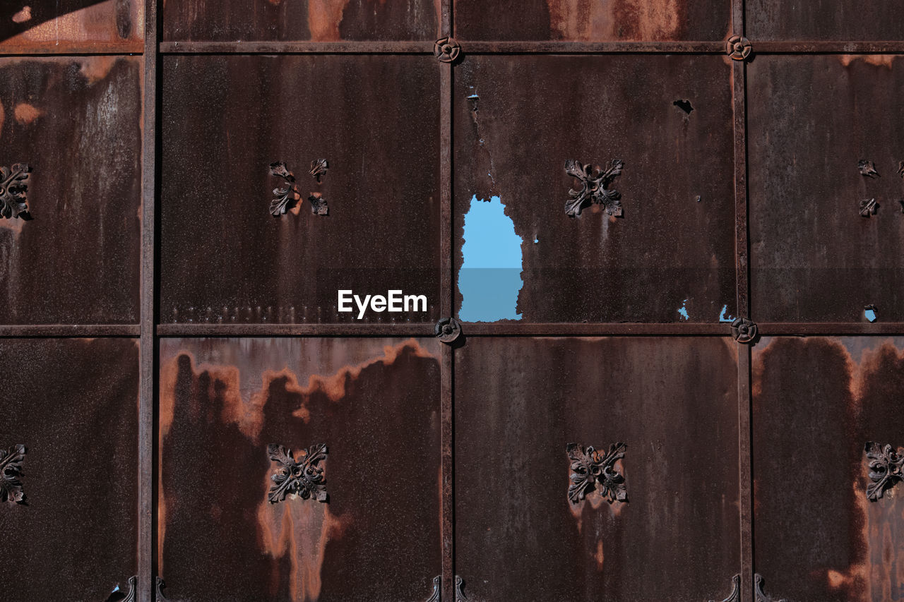 FULL FRAME SHOT OF OLD RUSTY METAL DOOR