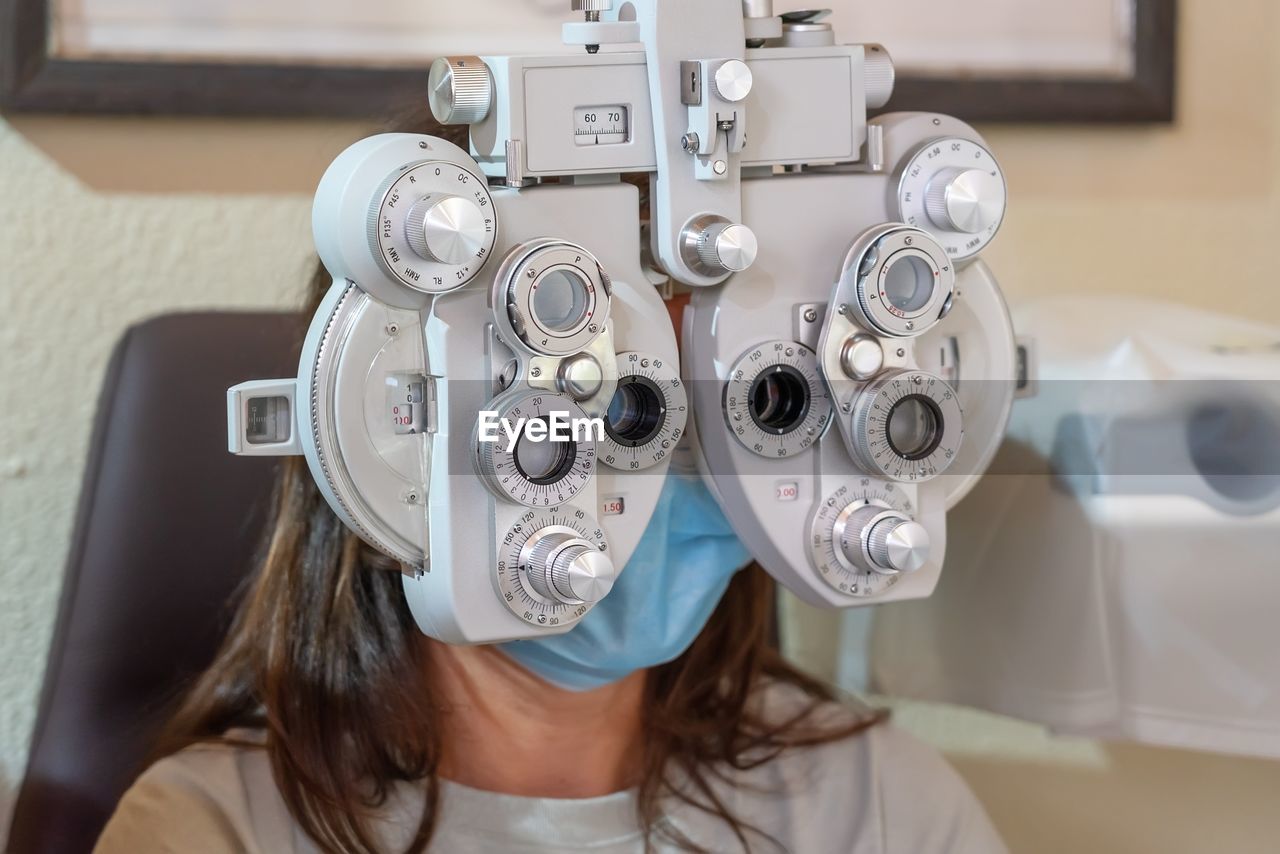 CLOSE-UP PORTRAIT OF WOMAN WEARING EYEGLASSES