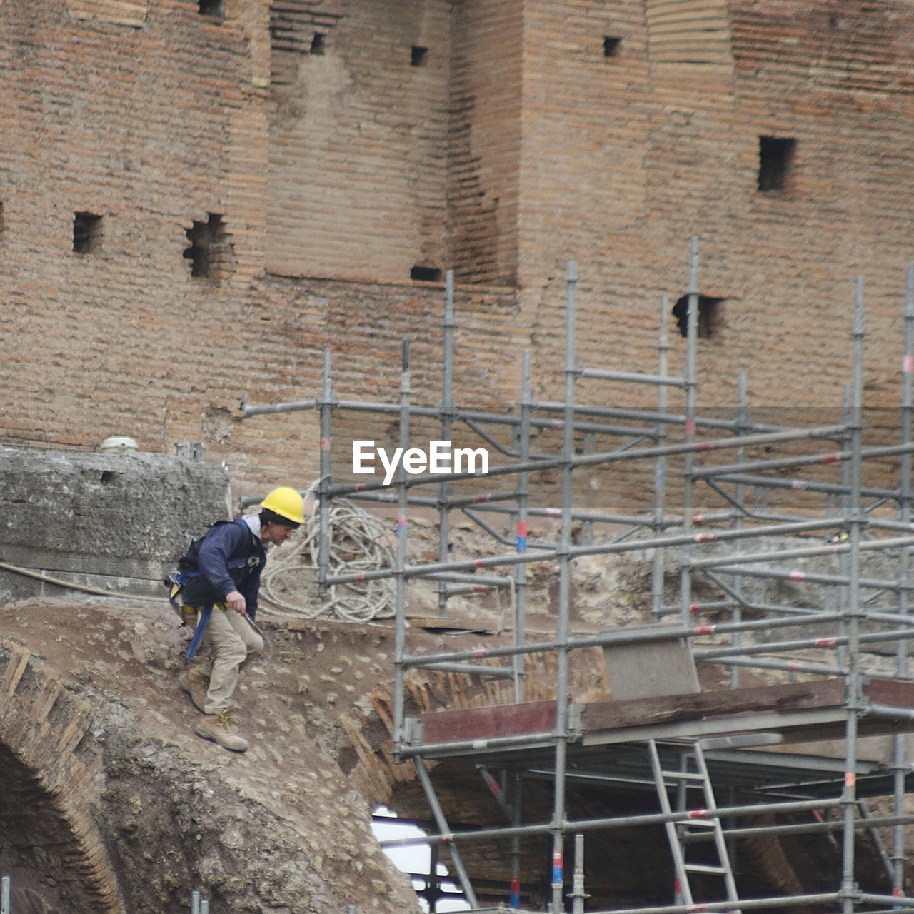 MAN WORKING IN CONSTRUCTION SITE