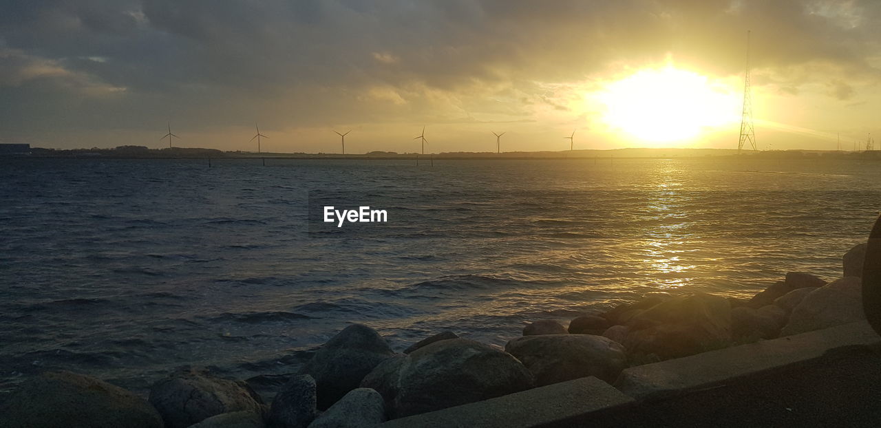 SCENIC VIEW OF SEA AGAINST SUNSET SKY