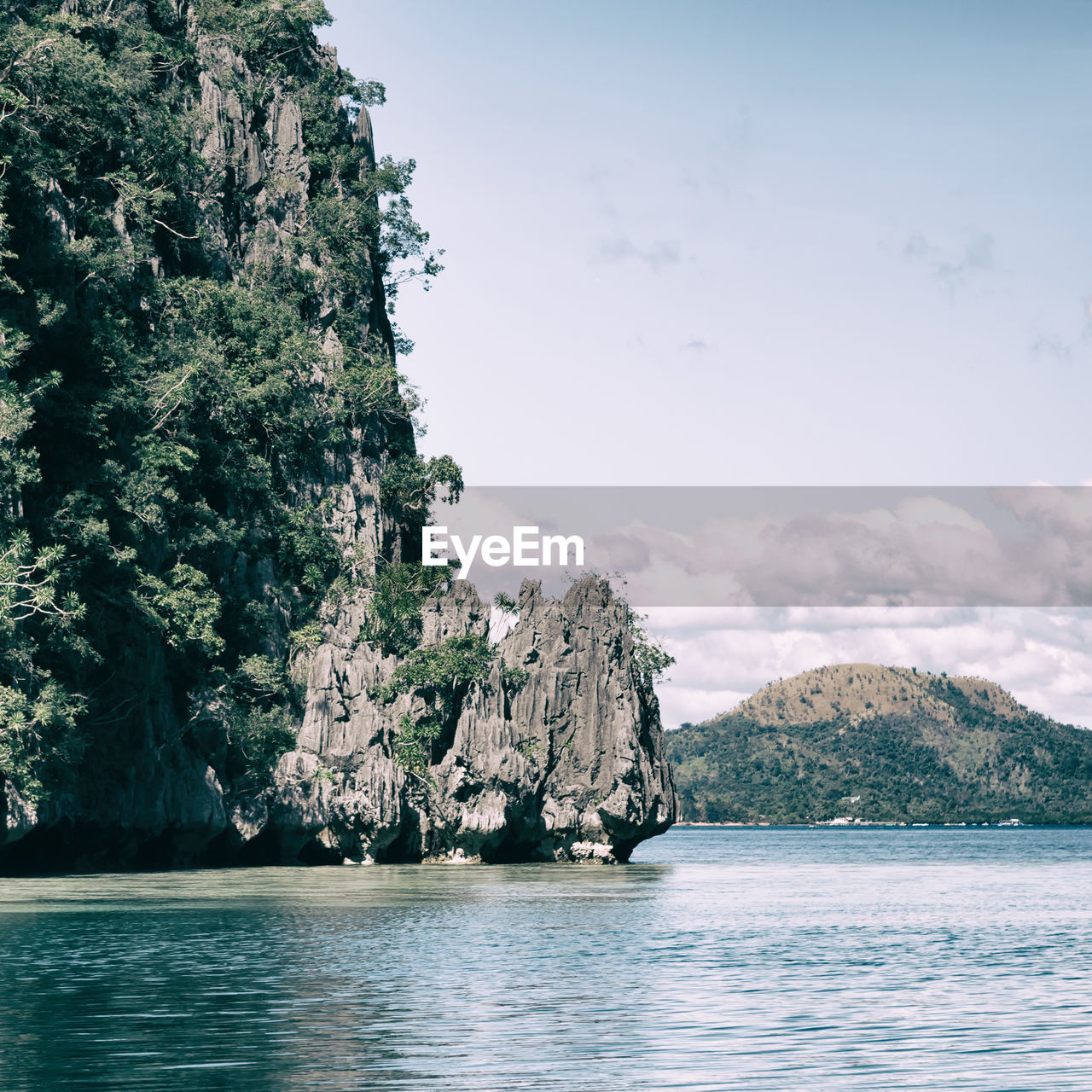 SCENIC VIEW OF SEA AGAINST ROCK FORMATION