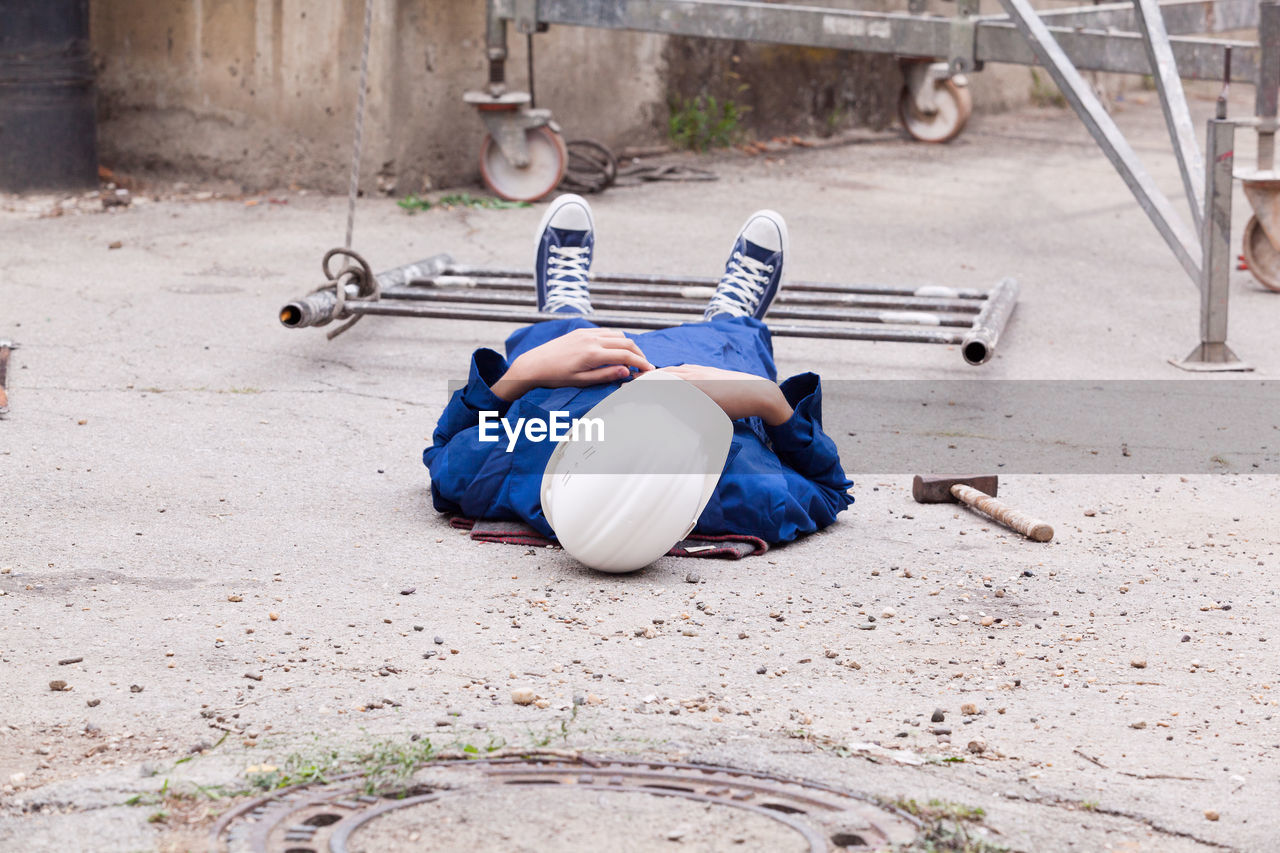 HIGH ANGLE VIEW OF BOYS SITTING ON LAND