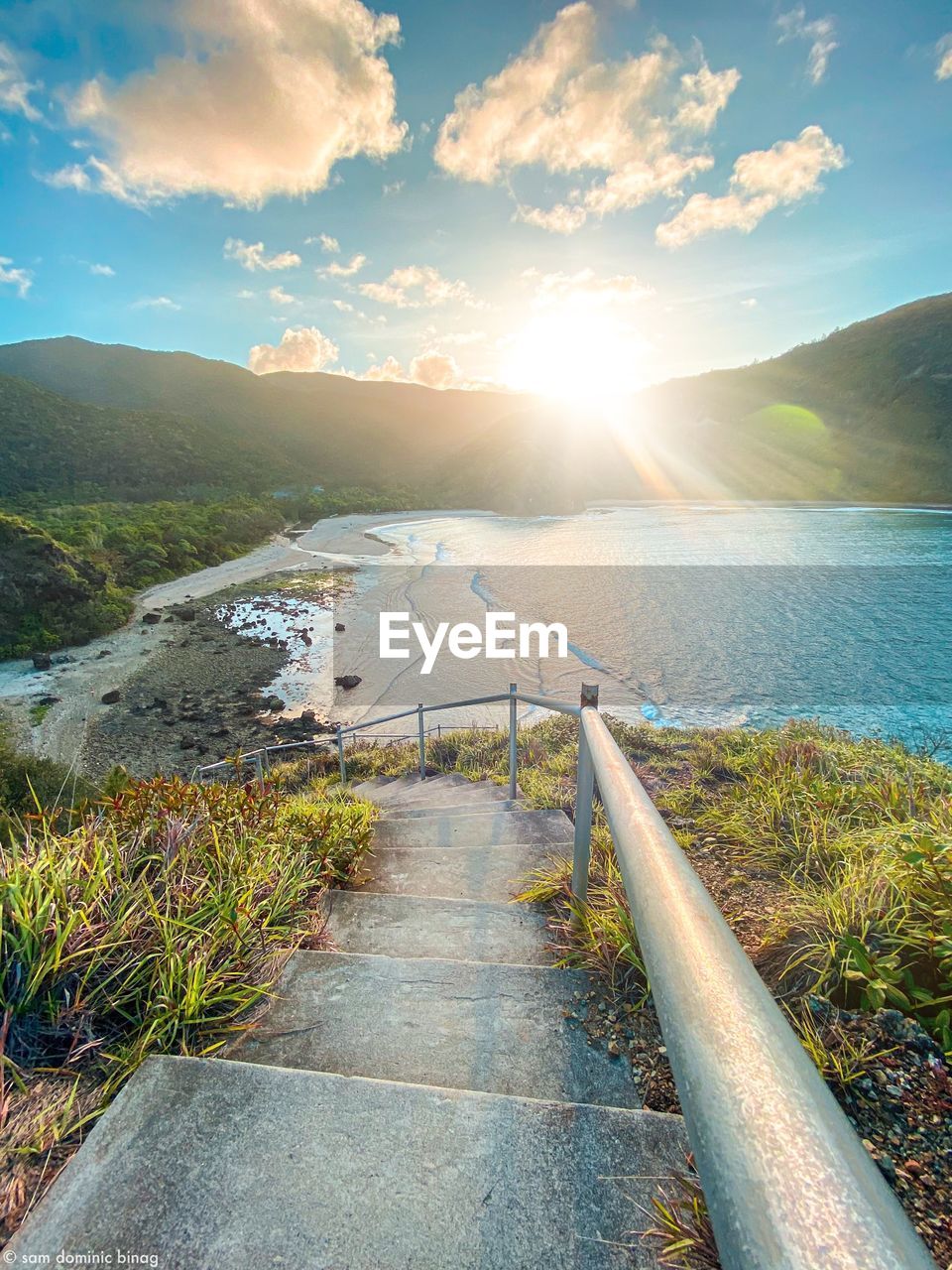 SCENIC VIEW OF SEA BY MOUNTAINS AGAINST SKY