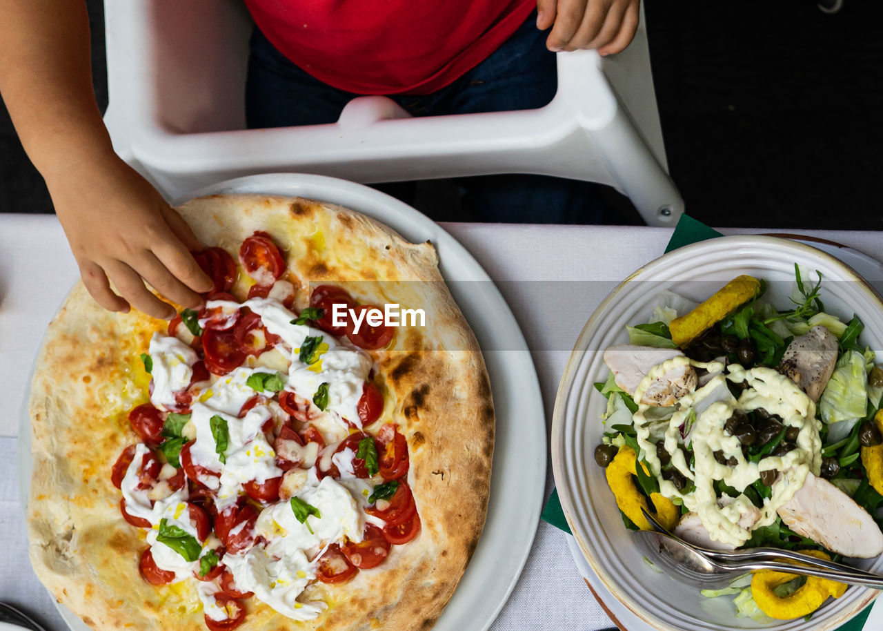 HIGH ANGLE VIEW OF PIZZA IN PLATE