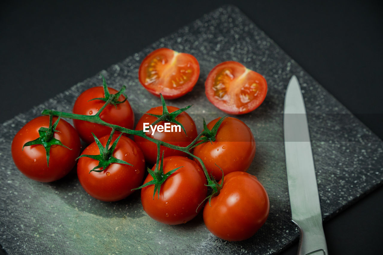 HIGH ANGLE VIEW OF CHOPPED TOMATOES ON TABLE