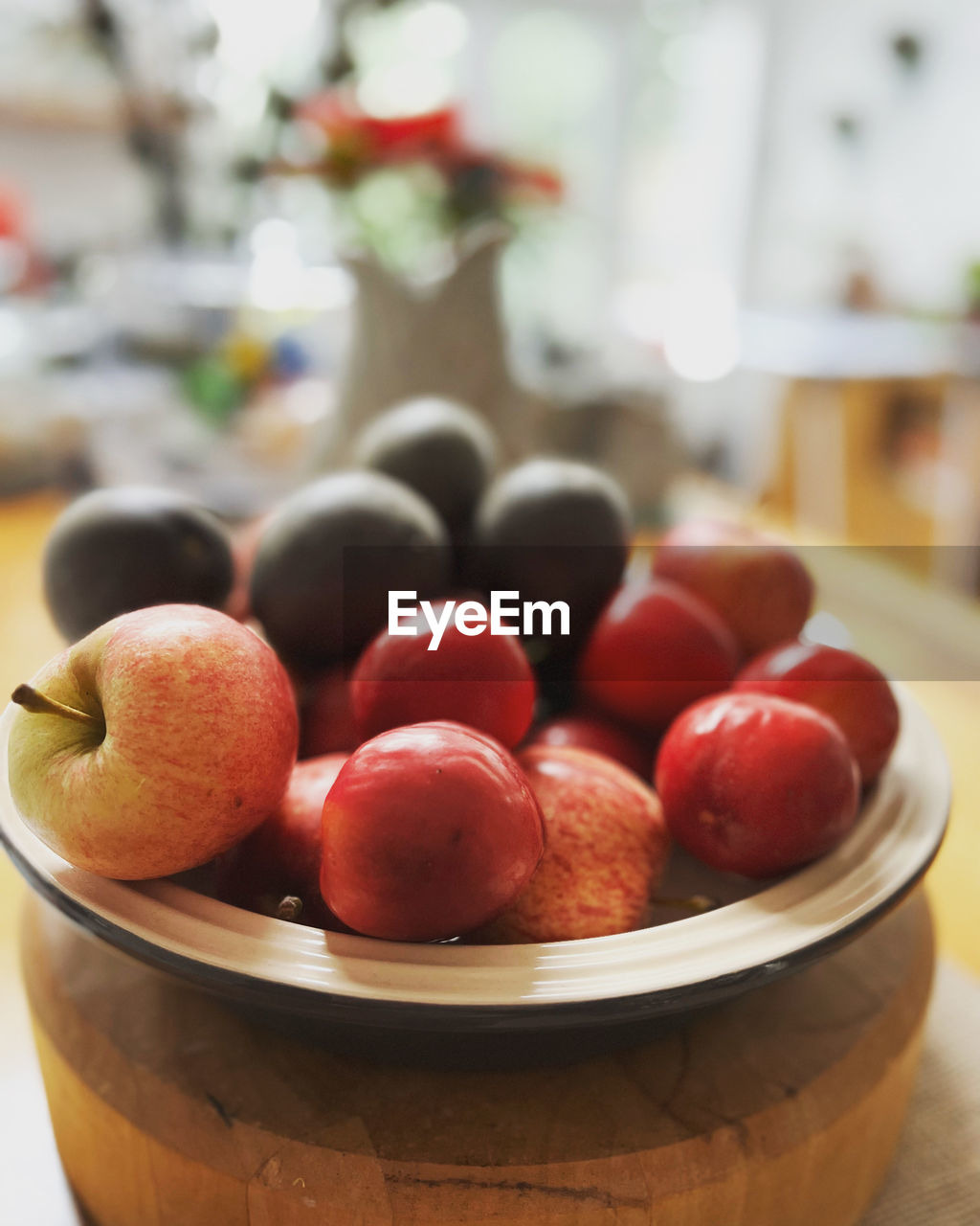 food and drink, food, fruit, healthy eating, produce, plant, freshness, apple, wellbeing, bowl, focus on foreground, peach, container, indoors, no people, fruit bowl, apple - fruit, household equipment, wood, red, table, large group of objects, abundance