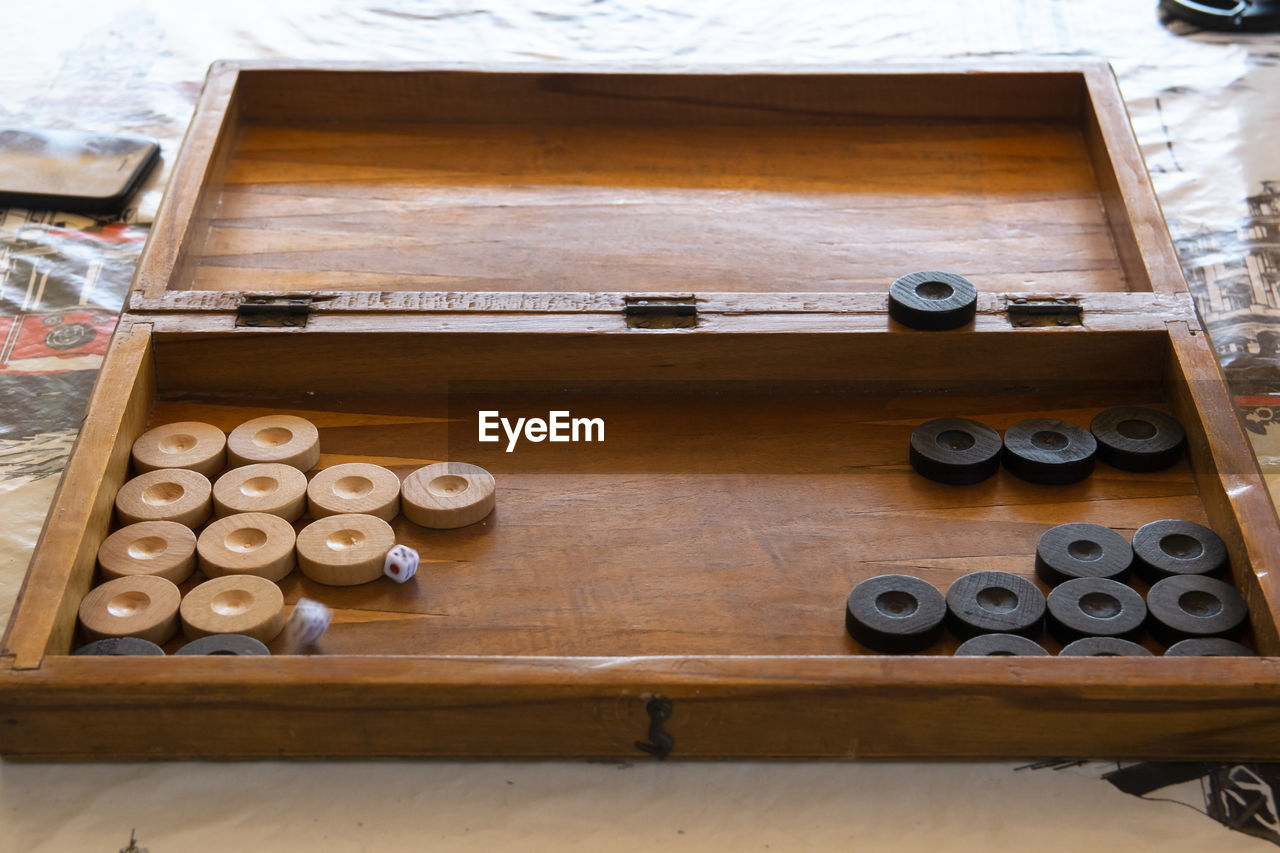 HIGH ANGLE VIEW OF OLD ELECTRIC ON TABLE