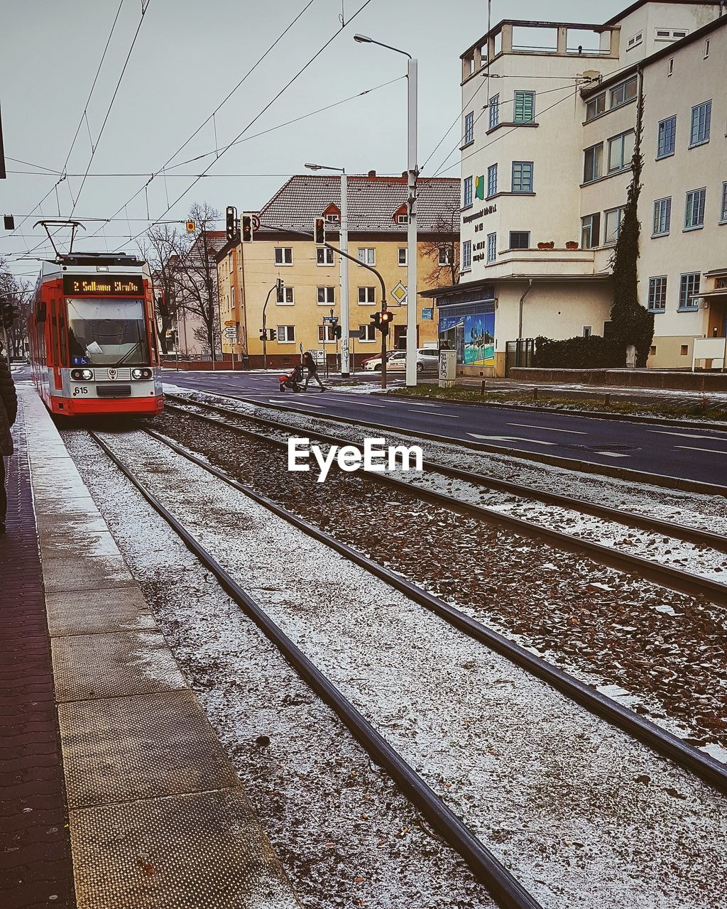 RAILROAD TRACKS AGAINST SKY IN CITY