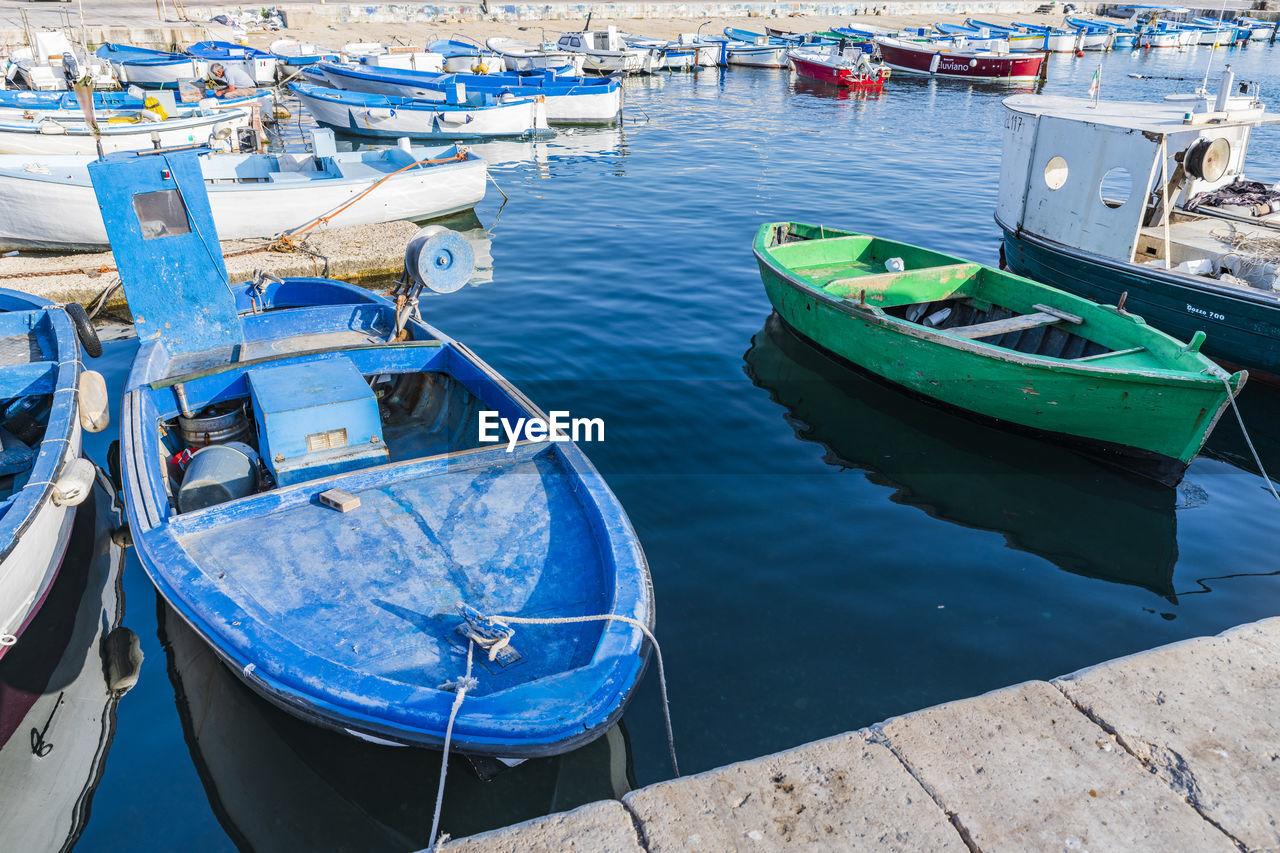 HIGH ANGLE VIEW OF FISHING BOATS IN LAKE