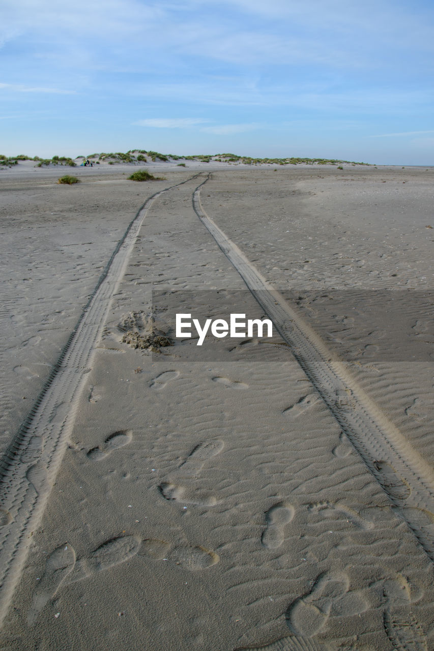 SURFACE LEVEL OF TIRE TRACKS ON BEACH