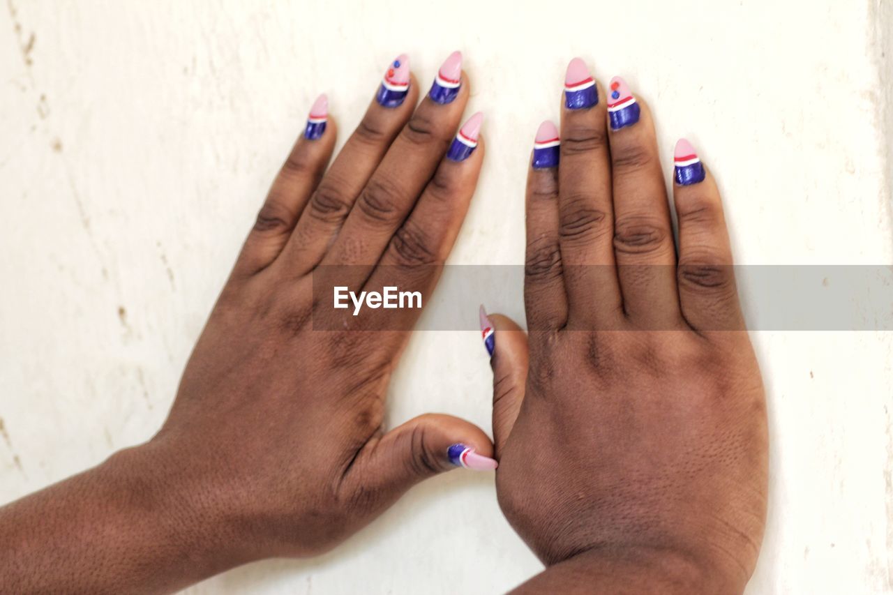 CLOSE-UP OF WOMAN HAND WITH TATTOO ON FINGER