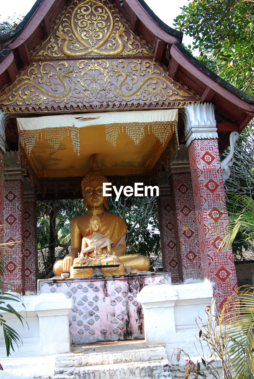LOW ANGLE VIEW OF STATUE AT TEMPLE
