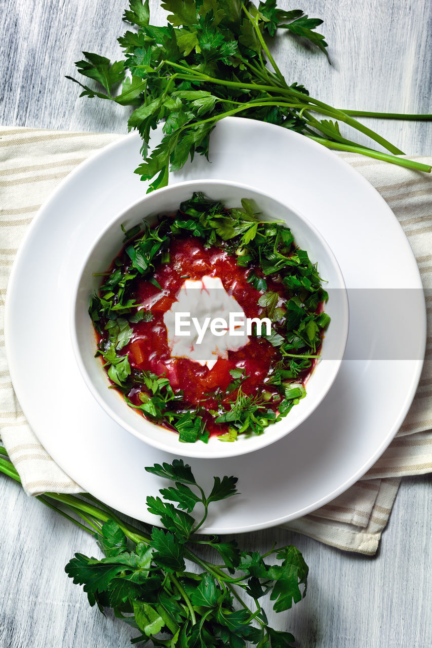 HIGH ANGLE VIEW OF SALAD IN BOWL