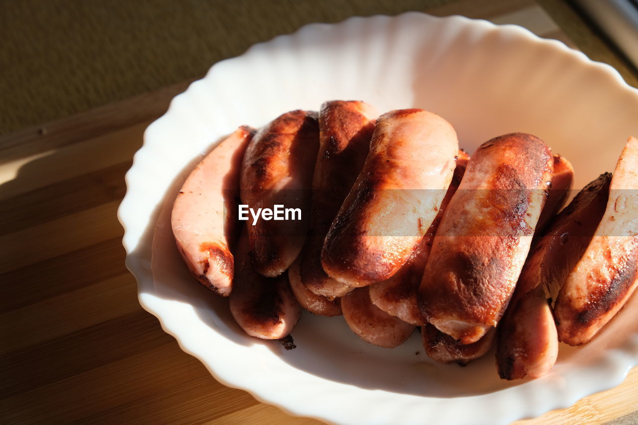 HIGH ANGLE VIEW OF BREAD ON PLATE