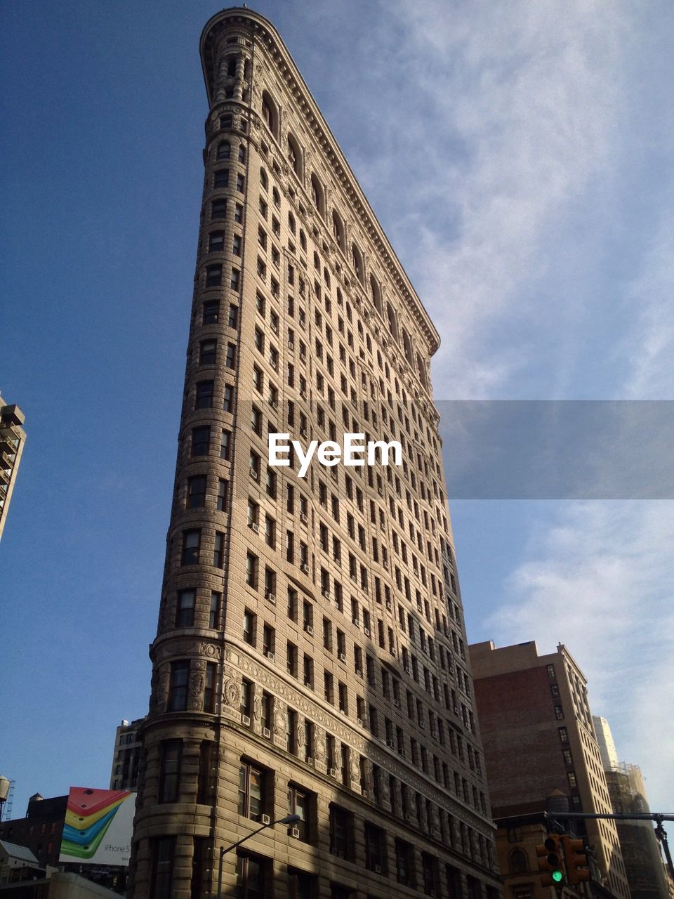 LOW ANGLE VIEW OF MODERN BUILDINGS AGAINST SKY