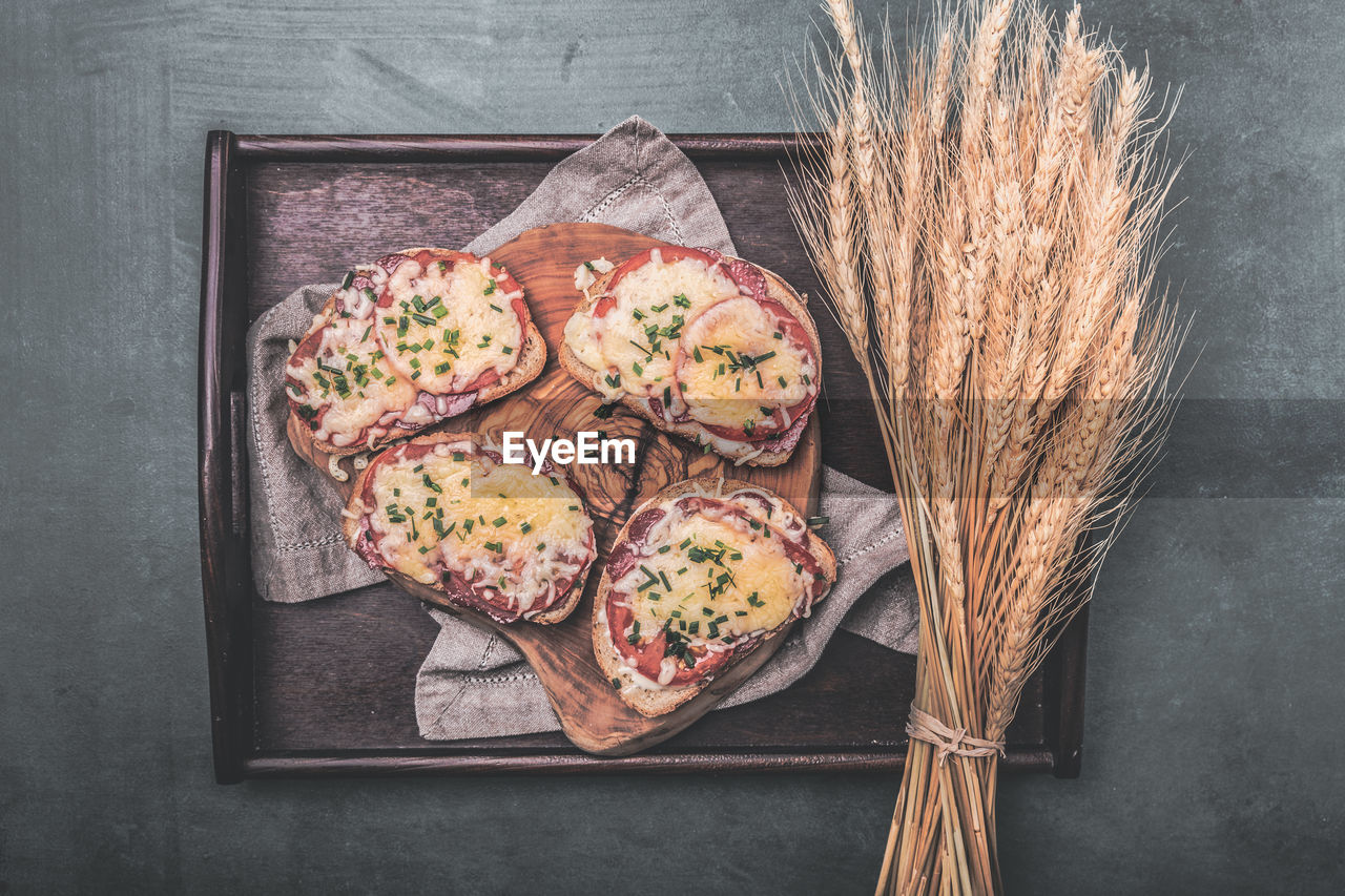 DIRECTLY ABOVE SHOT OF BREAD ON TABLE