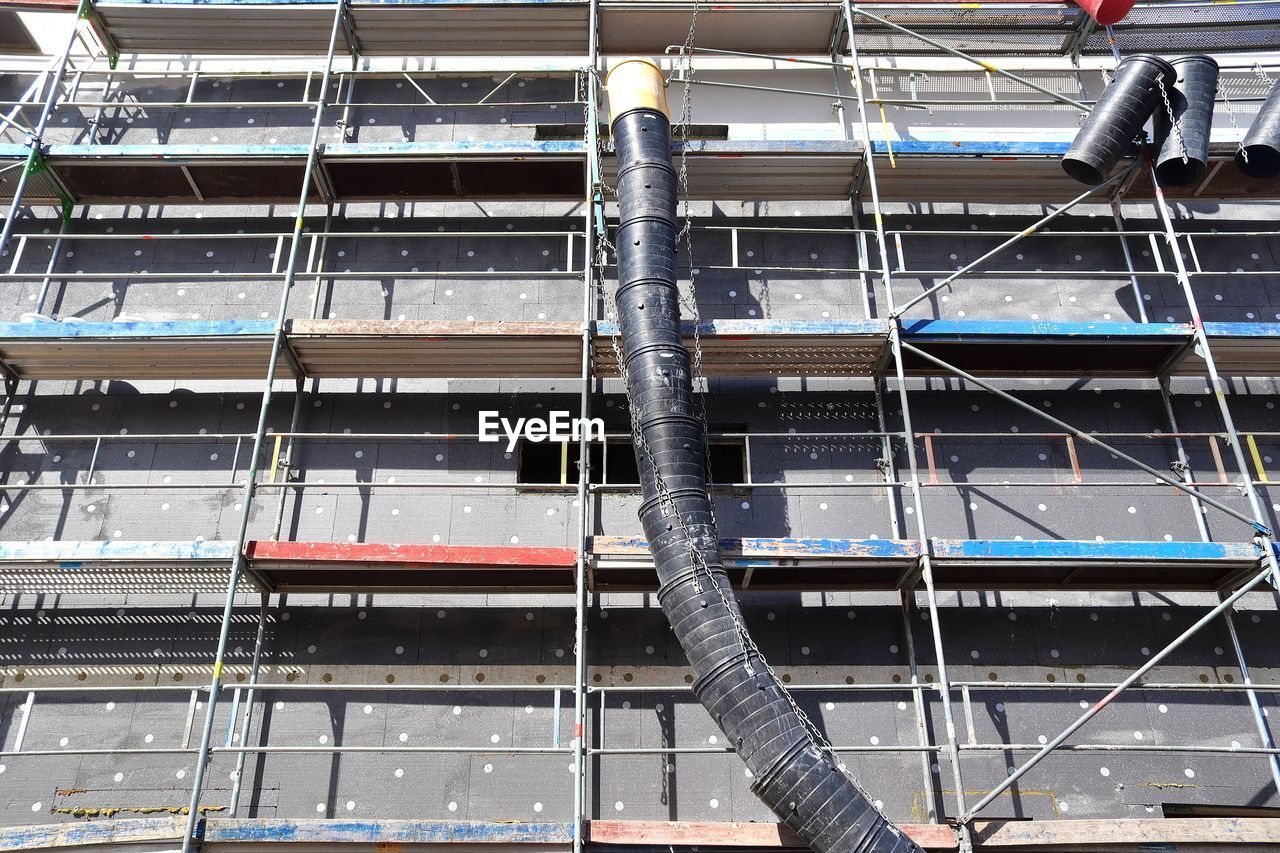 LOW ANGLE VIEW OF BUILDING IN CONSTRUCTION SITE