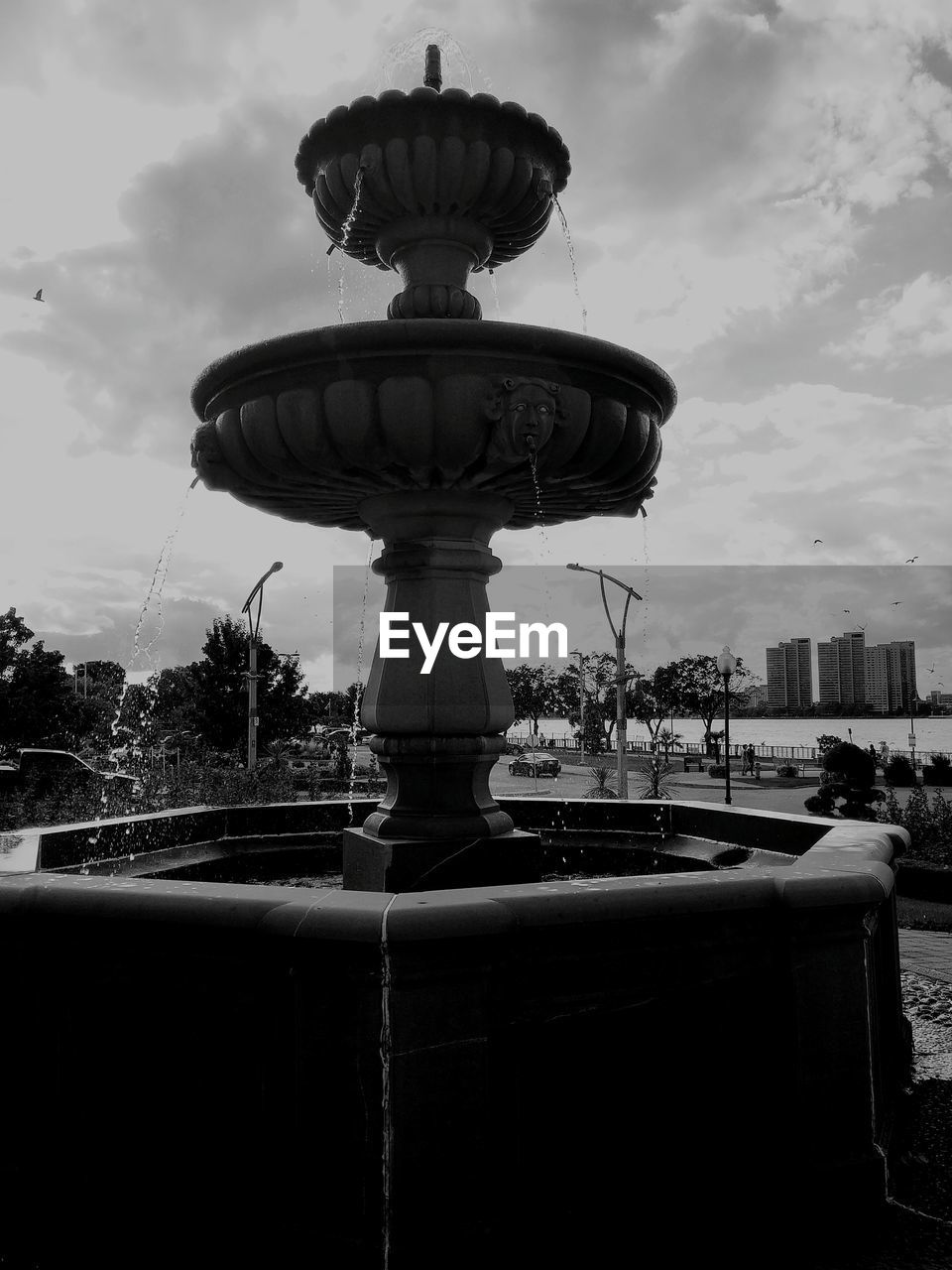 VIEW OF FOUNTAIN AGAINST SKY