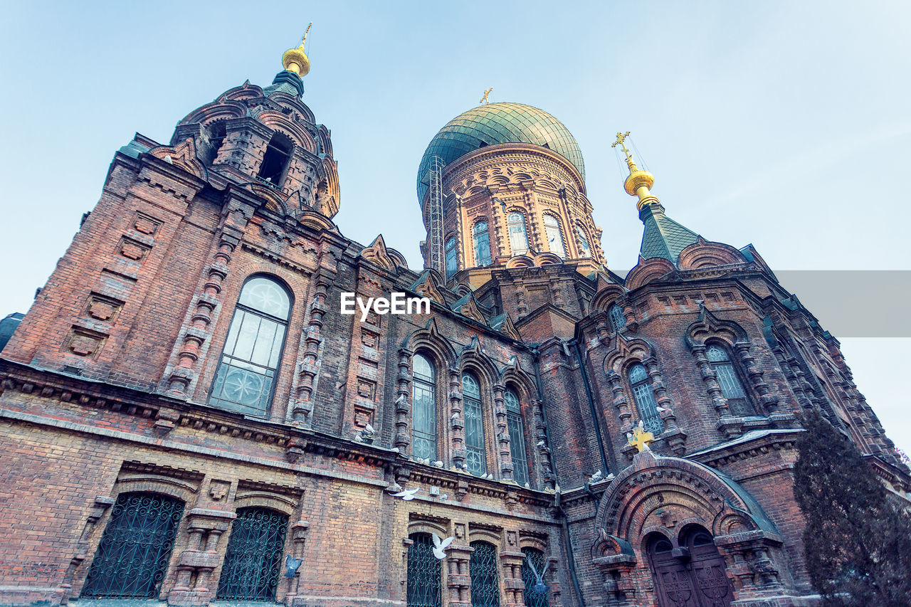 LOW ANGLE VIEW OF CATHEDRAL AGAINST SKY