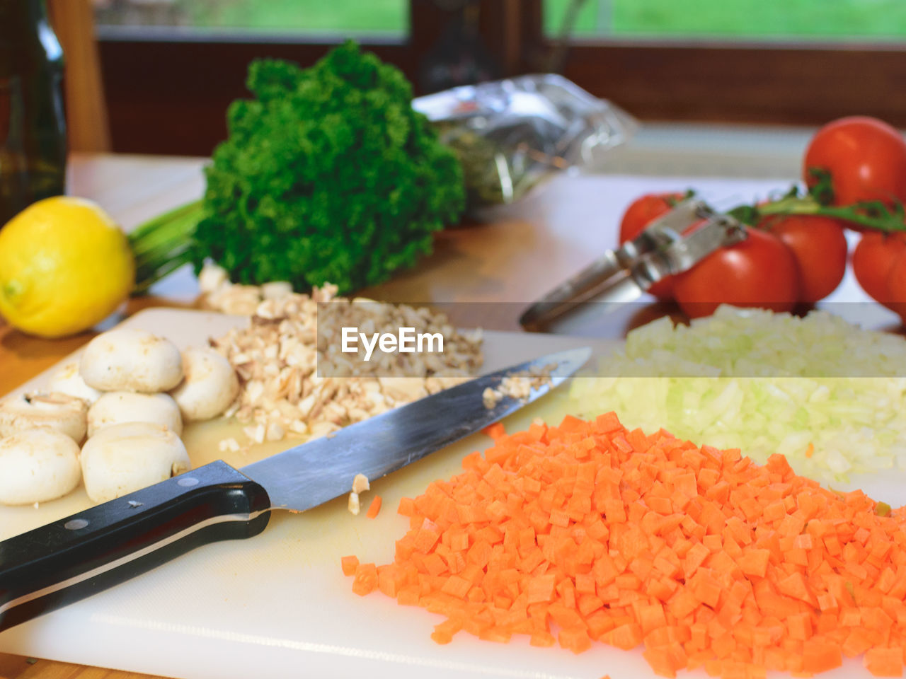 CLOSE-UP OF MEAT AND VEGETABLES