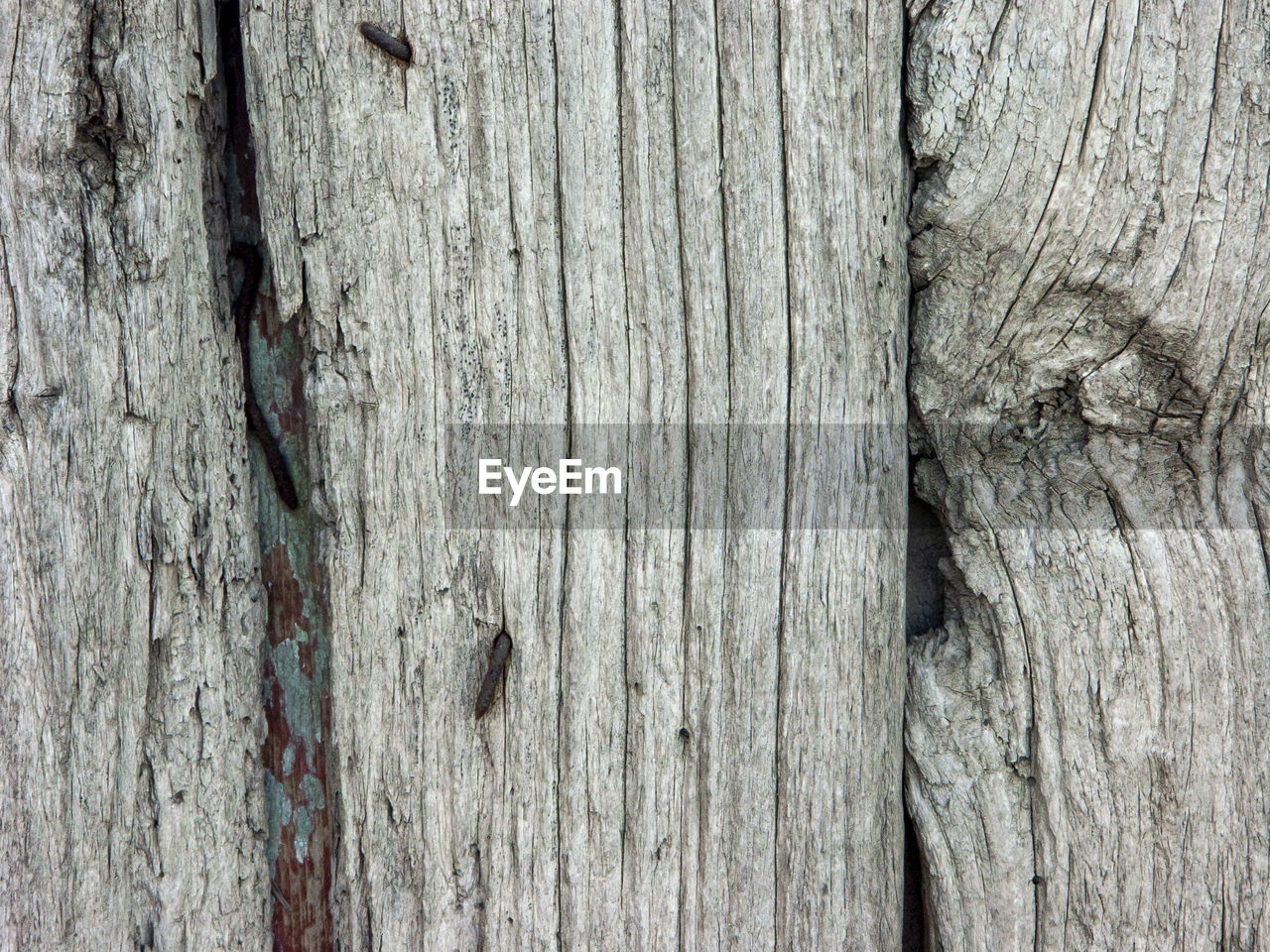 FULL FRAME SHOT OF WEATHERED WOODEN TREE TRUNK