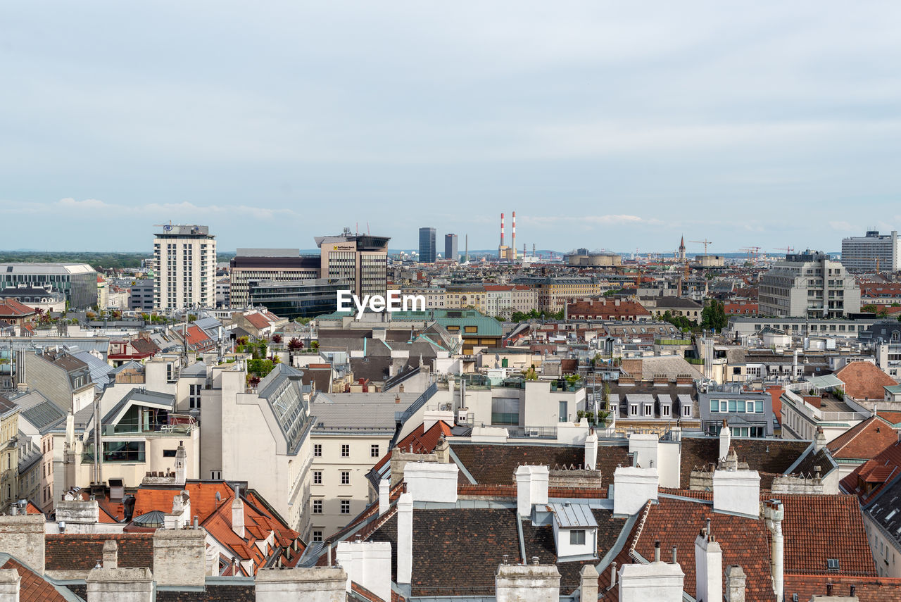 HIGH ANGLE VIEW OF TOWNSCAPE AGAINST SKY IN CITY