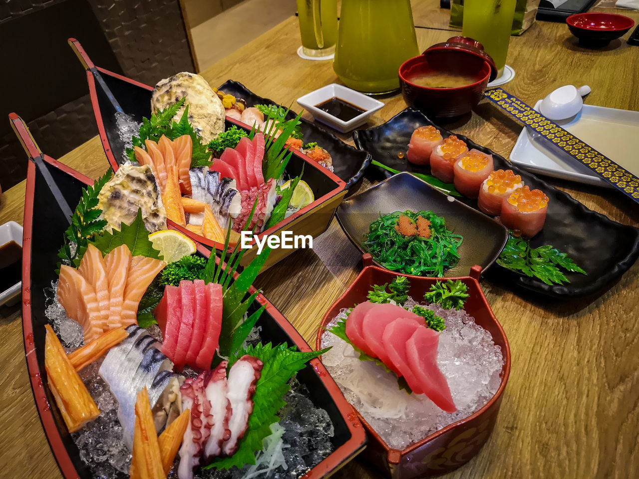 HIGH ANGLE VIEW OF VARIOUS FISH IN PLATE ON TABLE