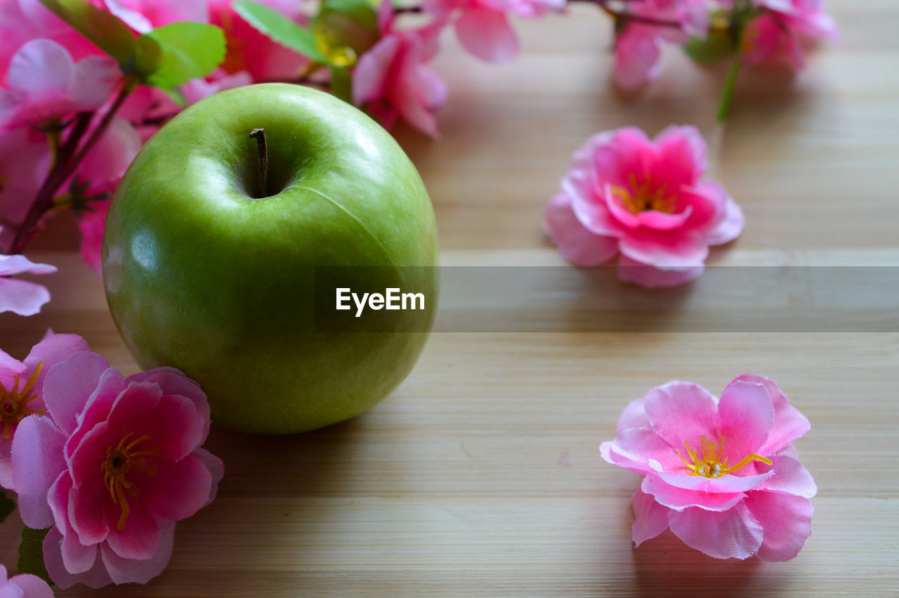 freshness, apple, pink, plant, flower, food and drink, food, apple - fruit, fruit, flowering plant, healthy eating, wellbeing, nature, beauty in nature, no people, wood, close-up, produce, table, indoors, still life, green, granny smith, group of objects, lifestyles, arrangement, multi colored