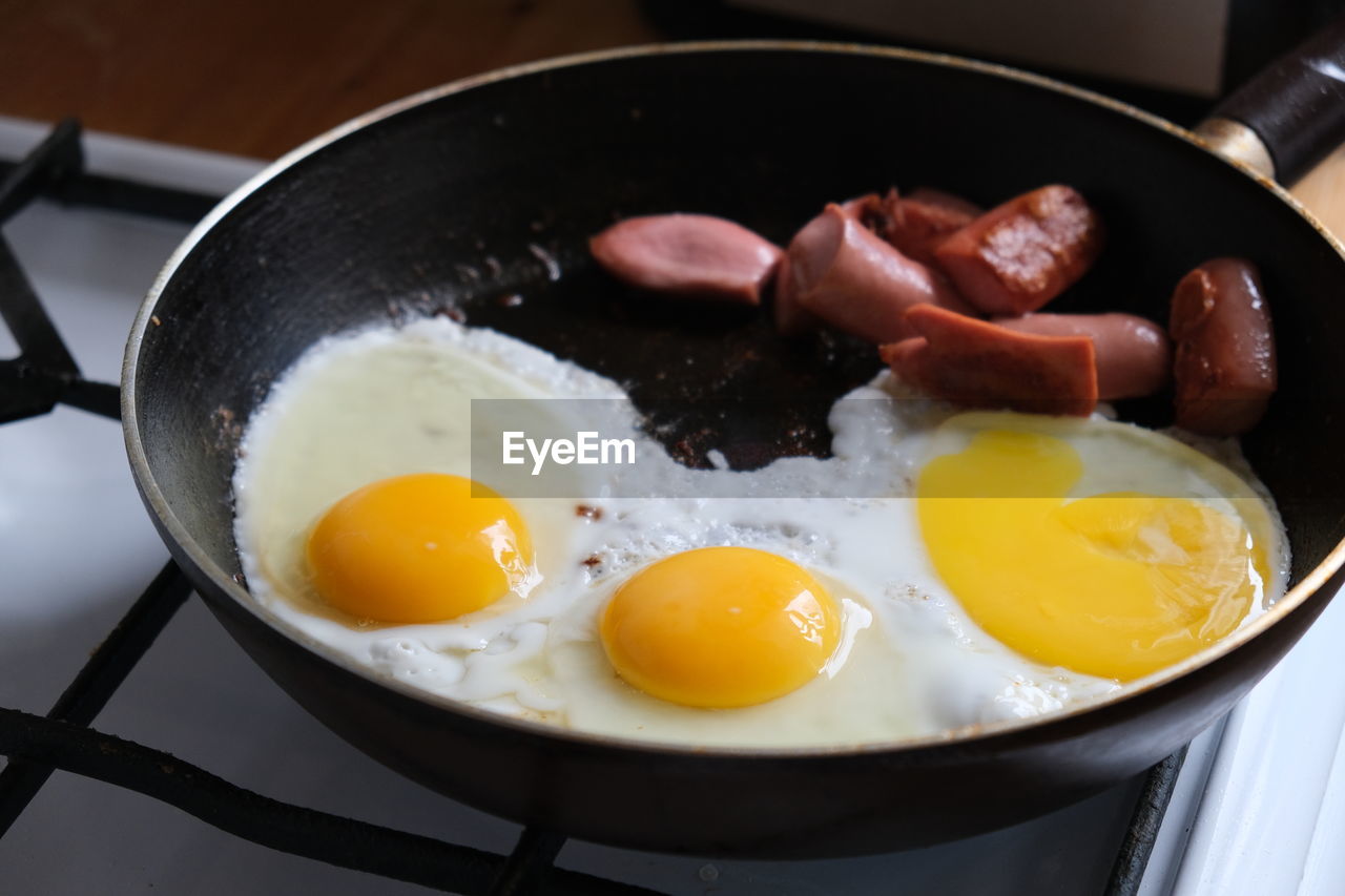 HIGH ANGLE VIEW OF FRESH BREAKFAST IN PAN