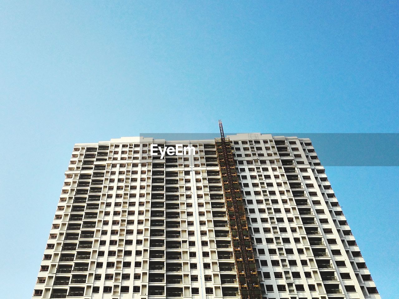 LOW ANGLE VIEW OF SKYSCRAPERS AGAINST SKY